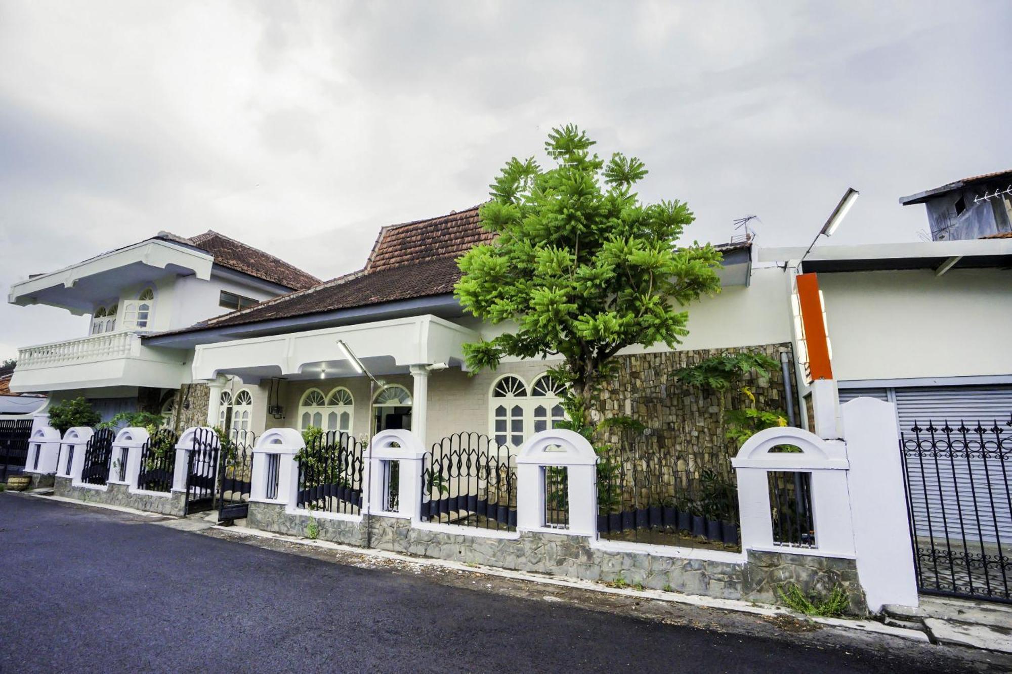 Oyo 2004 Penginapan Bidara Syariah Probolinggo Esterno foto