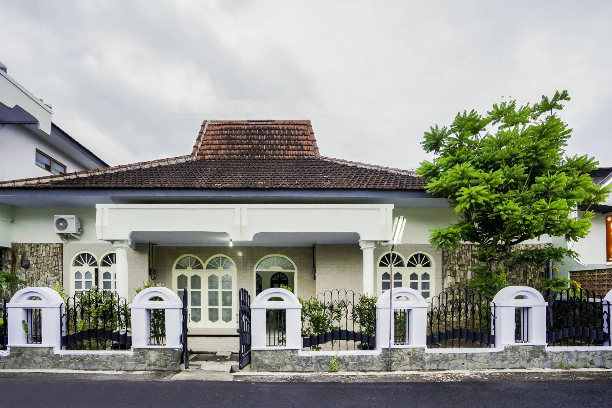 Oyo 2004 Penginapan Bidara Syariah Probolinggo Esterno foto